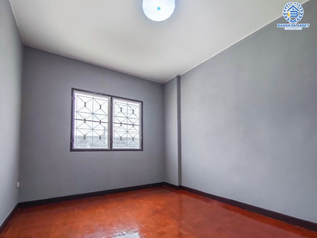 *****ทาวน์เฮ้าส์มือสองย่านนนทบุรี ม.ลภาวัน11 ชัยพฤกษ์ หลังมุม! เนื้อที่เยอะถึง 41 ตร.ว. ตอบโจทย์ทุกการใช้ชีวิต ฟังก์ชันเหมือนบ้านเดี่ยว 5 ห้องนอน 3 ห้องน้ำ 1 ที่จอดรถ บ้านสภาพสวย พร้อมเข้าอยู่ เชื่อมต่อถ.บางกรวย-ไทรน้อย ถ.ชัยพฤกษ์ และถ.ราชพฤกษ์ จองเลย!